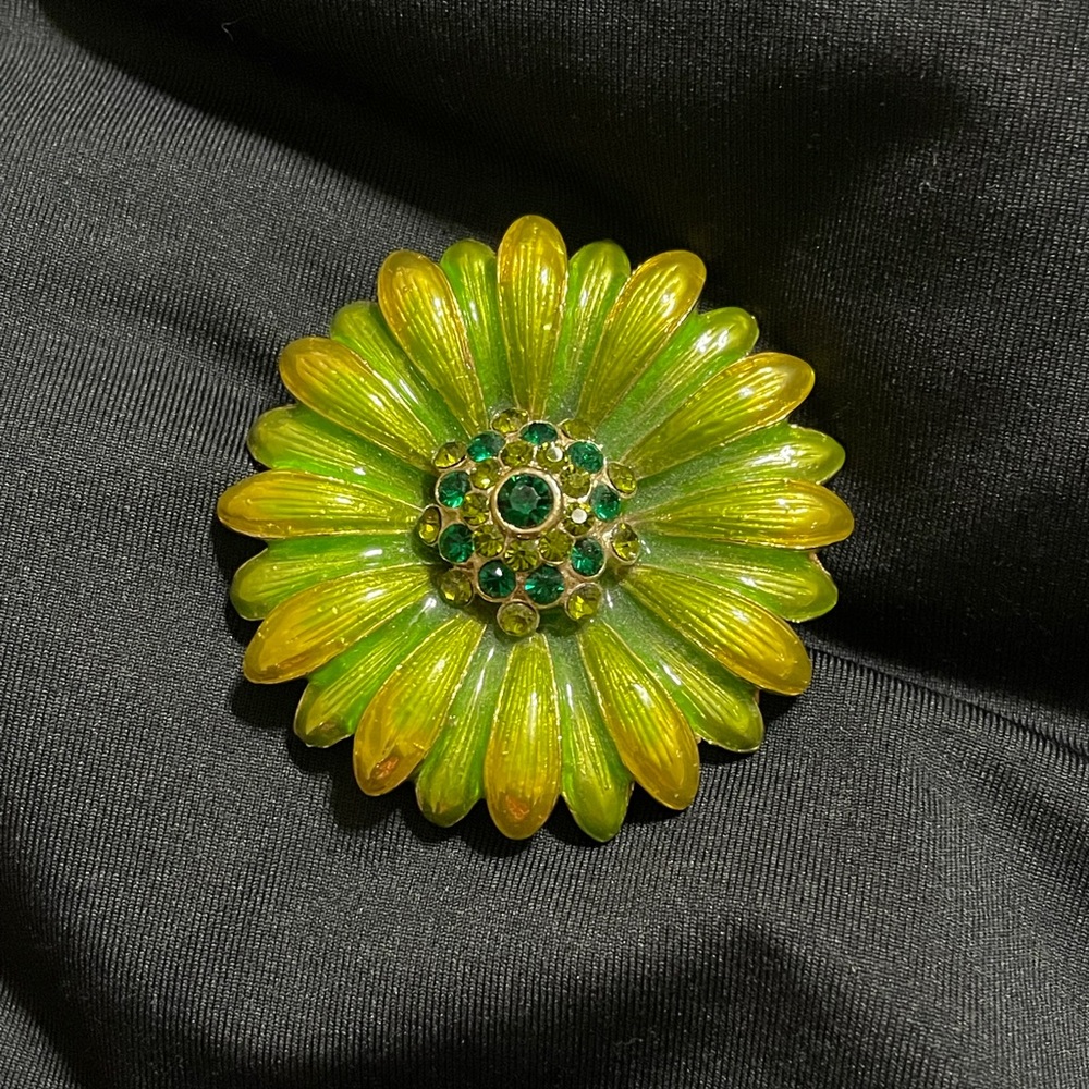 Daisy brooch with rhinestones